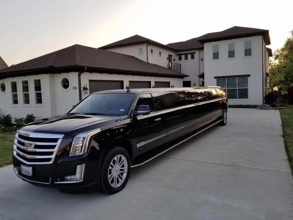 Deluxe Limousine & Transportation of Houston - Image 4